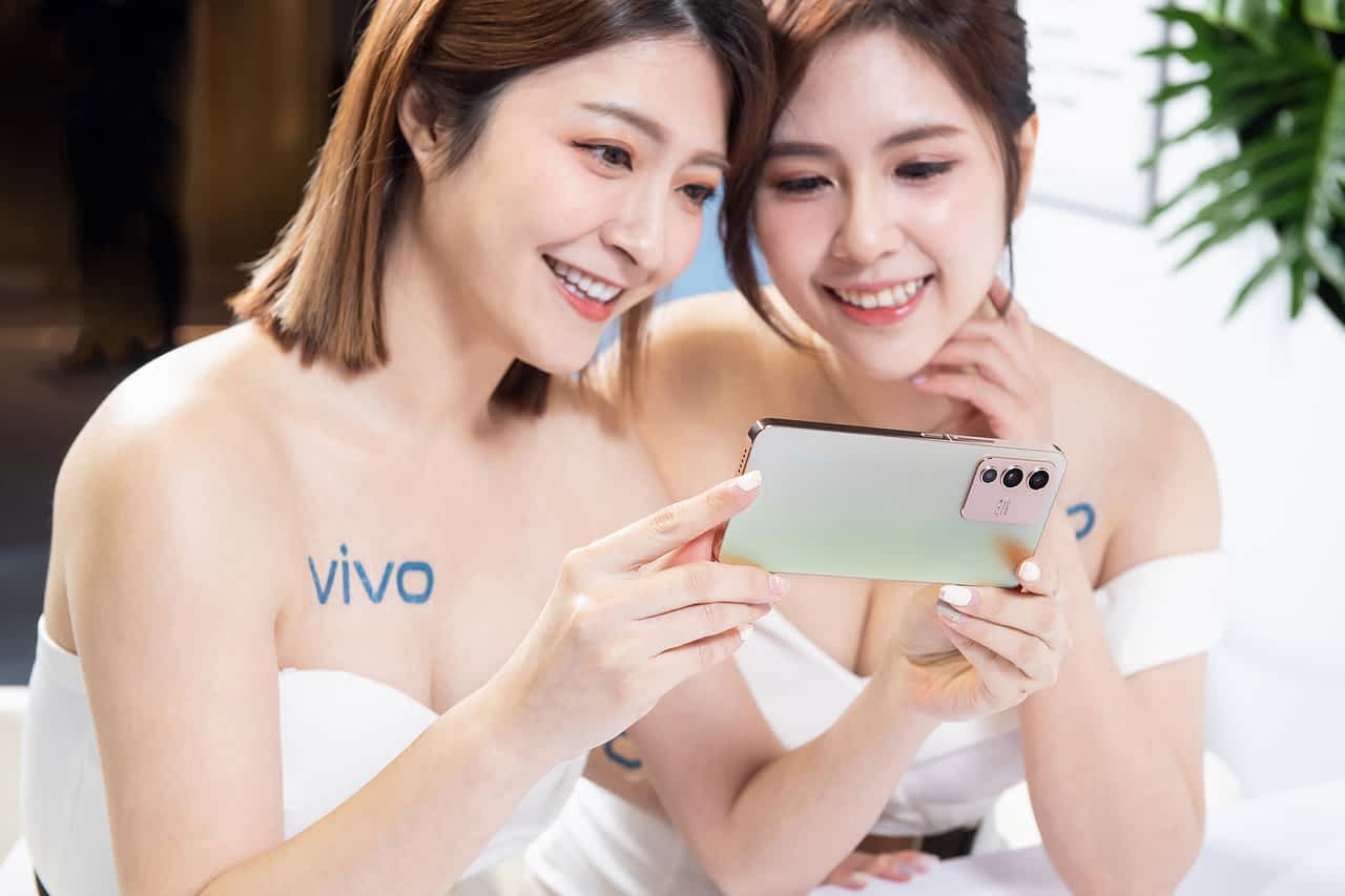 vivo V23 5G 流光金色手机开箱分享！自拍神器就是它